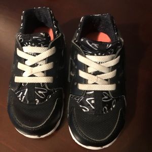 7 toddler Nike shoes